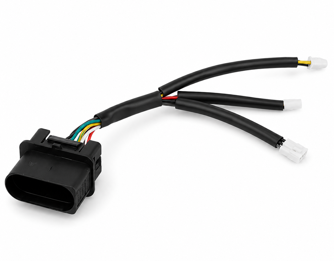Connecteur mâle multi-broches avec trois câbles de sortie en dérivation