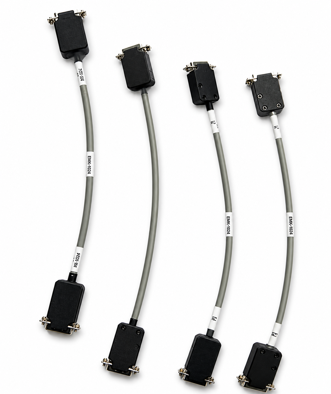 Pile de connecteurs D-Sub mâles et femelles — détail de la terminaison du câble UL2464